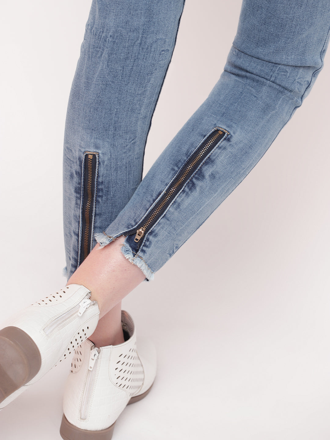 Women Blue Ombre Denim Skiny Fit Jeans With Frayed Hem